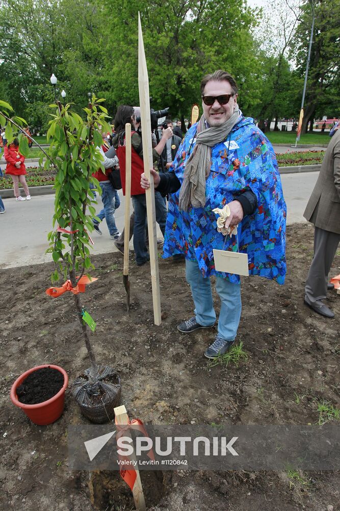 Voluntary community work at Chereshnevy Les Open Art Festival