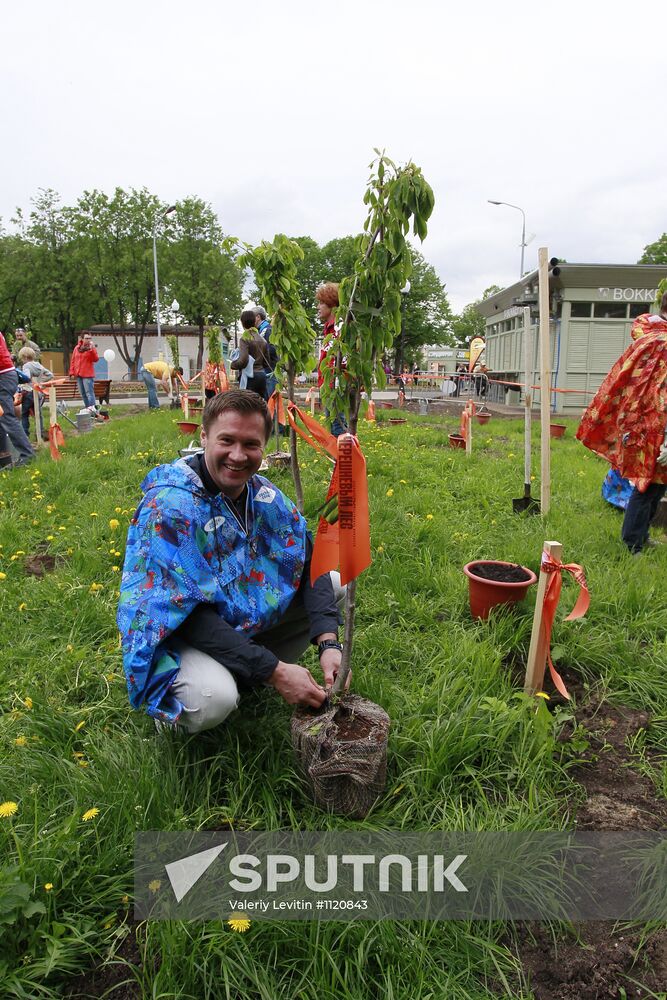 Voluntary community work at Chereshnevy Les Open Art Festival