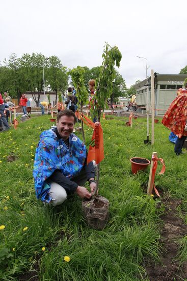 Voluntary community work at Chereshnevy Les Open Art Festival