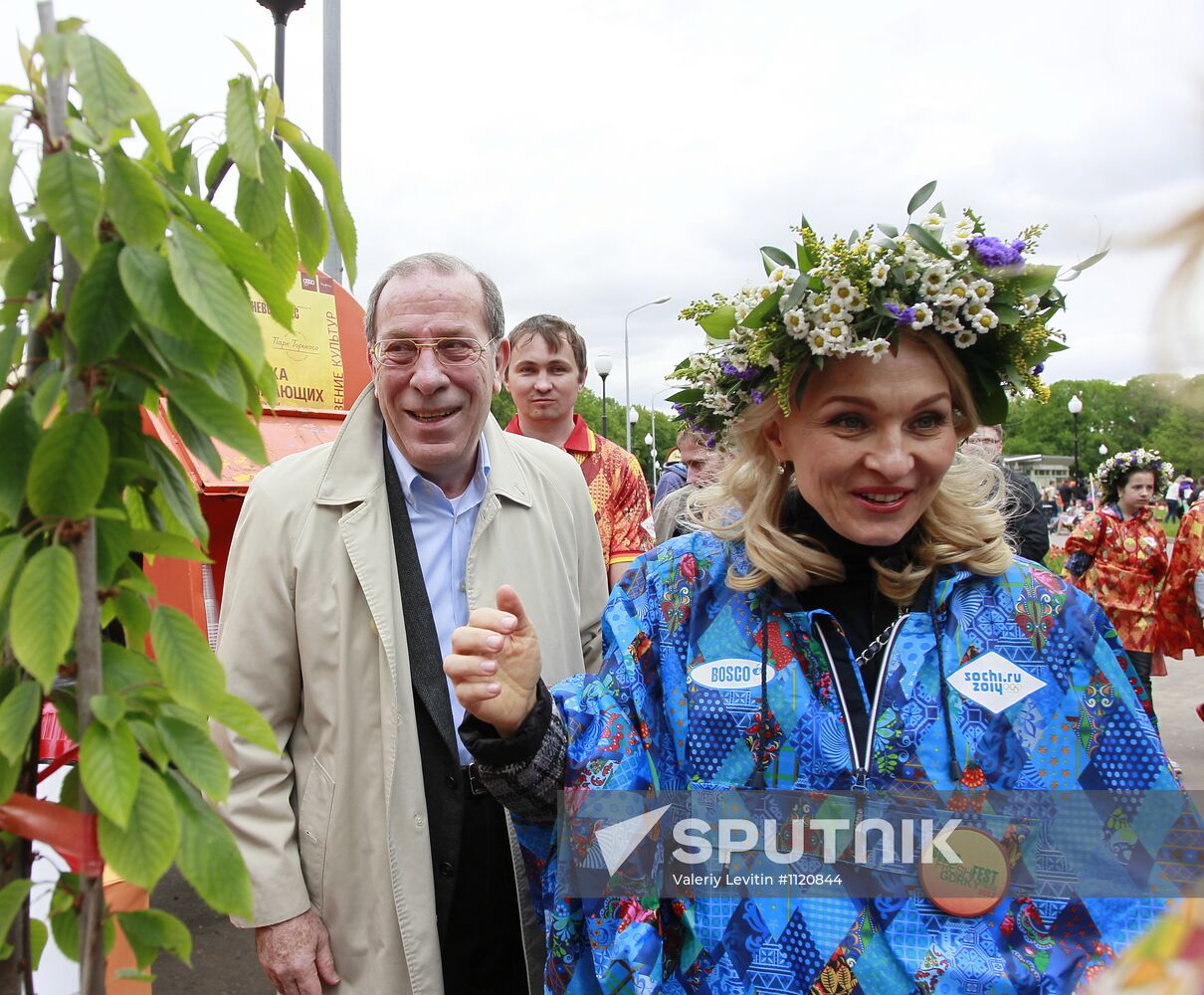 Sunday "Cherry Orchard" festival of arts