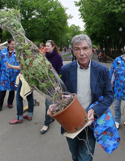 Voluntary community work at Chereshnevy Les Open Art Festival