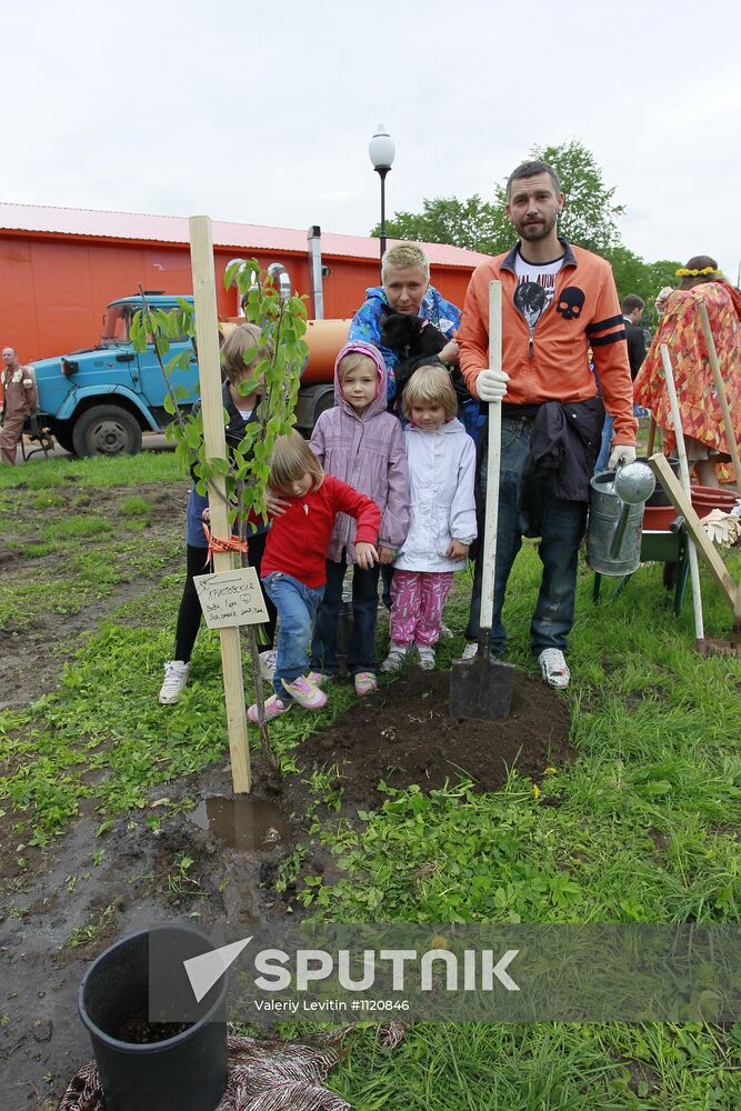 Voluntary community work at Chereshnevy Les Open Art Festival