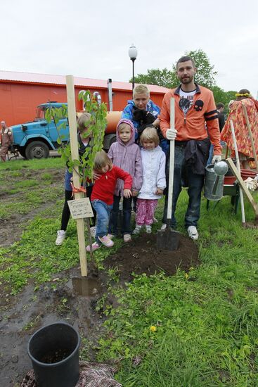 Voluntary community work at Chereshnevy Les Open Art Festival