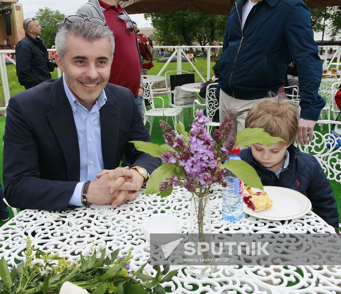 Sunday "Cherry Orchard" festival of arts