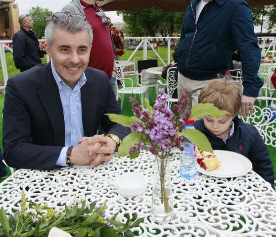 Sunday "Cherry Orchard" festival of arts