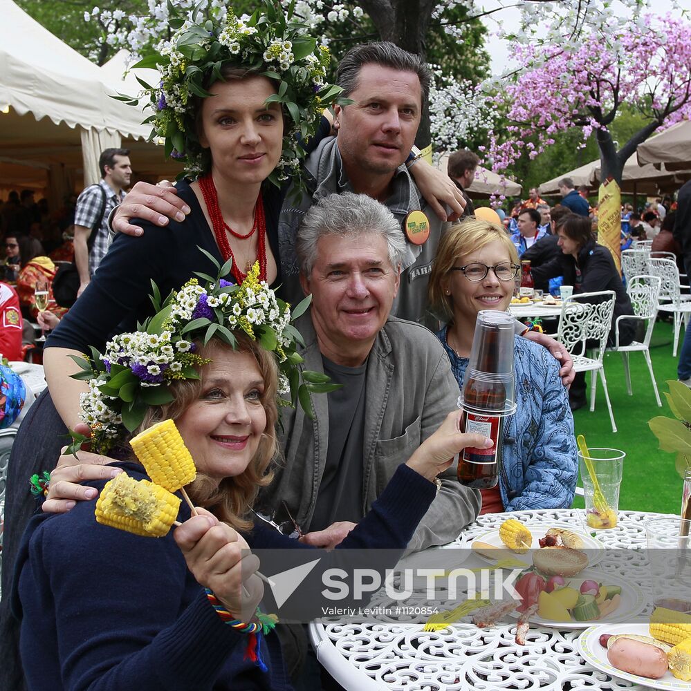 Sunday "Cherry Orchard" festival of arts