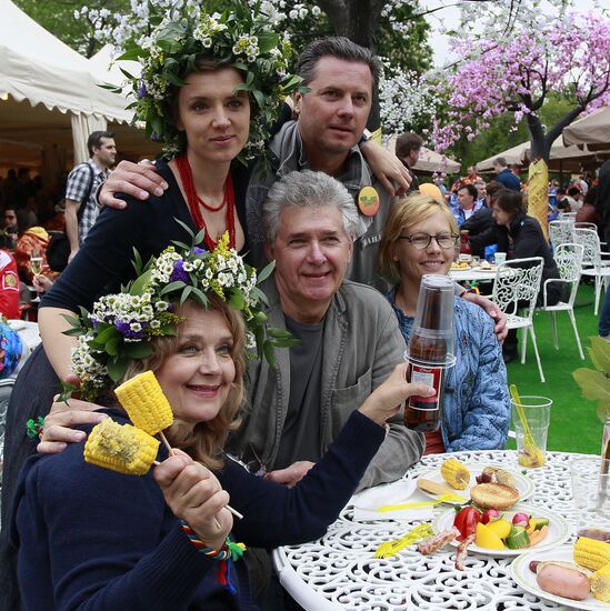 Sunday "Cherry Orchard" festival of arts