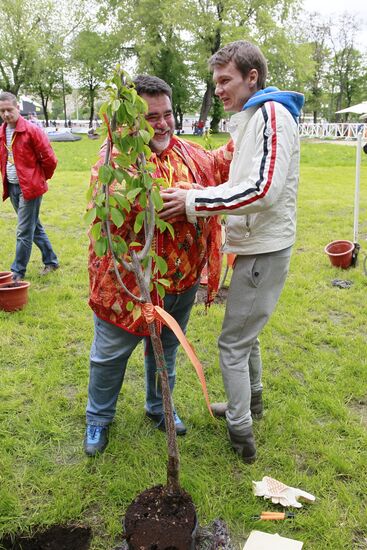 Sunday "Cherry Orchard" festival of arts