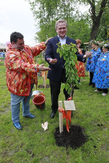 Sunday "Cherry Orchard" festival of arts