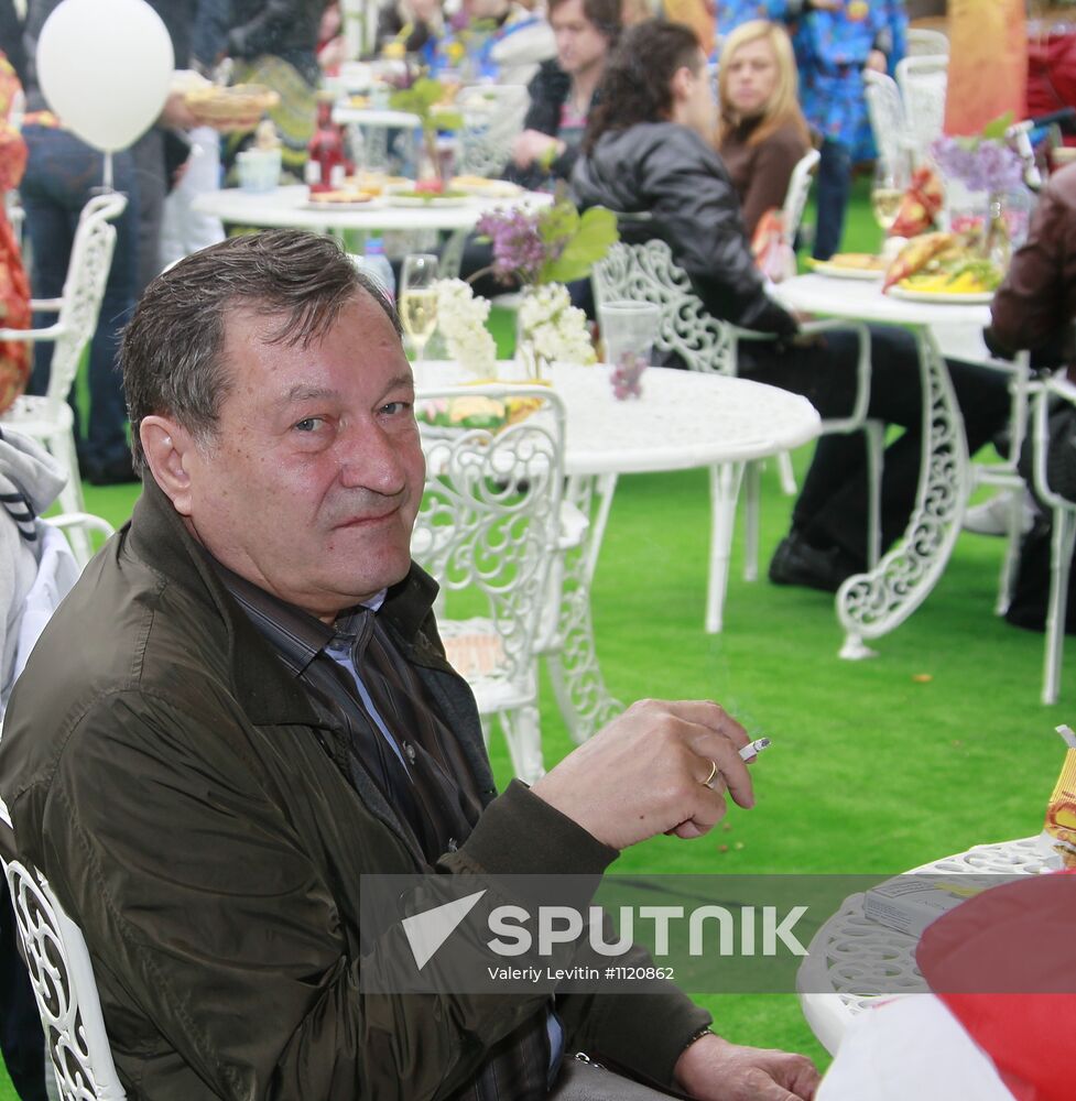 Sunday "Cherry Orchard" festival of arts