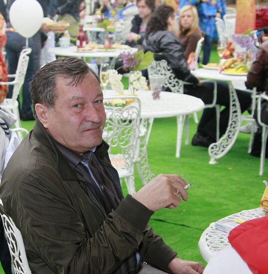 Sunday "Cherry Orchard" festival of arts