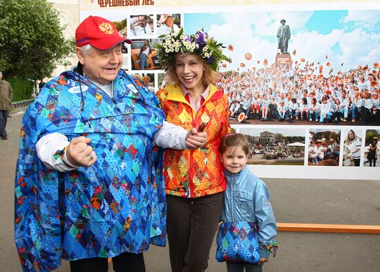 Sunday "Cherry Orchard" festival of arts