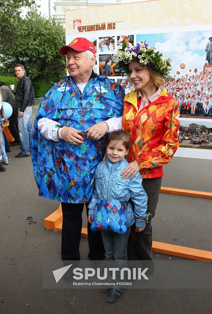 Sunday "Cherry Orchard" festival of arts