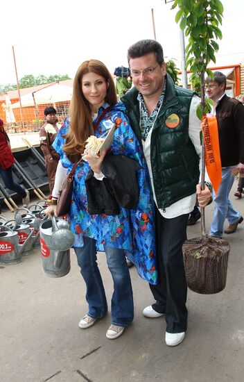 Sunday "Cherry Orchard" festival of arts