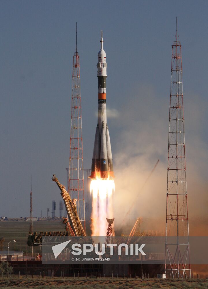 Soyuz FG missile with manned Soyuz TMA-04M craft launched