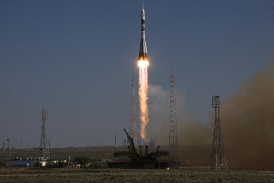 Soyuz FG missile with manned Soyuz TMA-04M craft launched