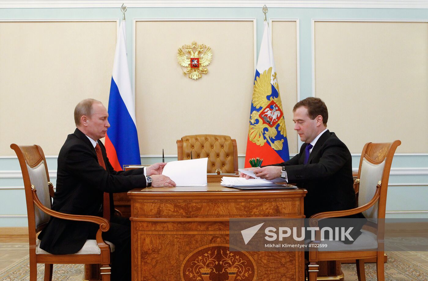 Putin, Medvedev meet in Kremlin