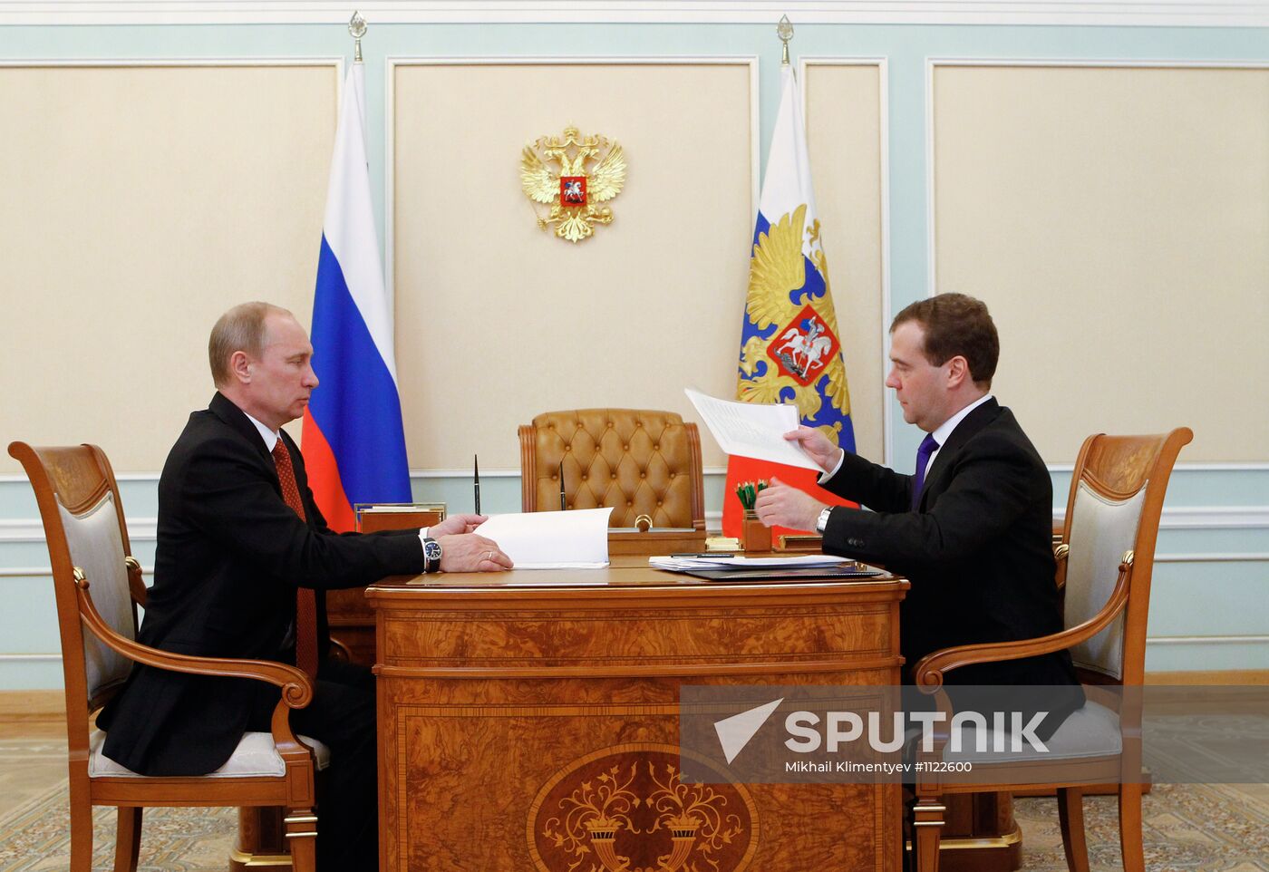 Putin, Medvedev meet in Kremlin