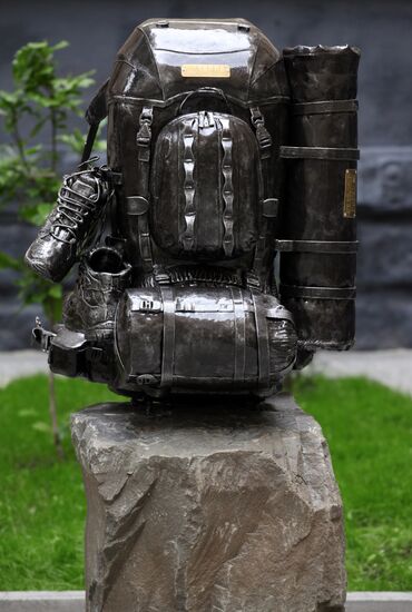 A backpack monument to tourism unveiled in Lviv