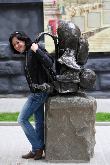 A backpack monument to tourism unveiled in Lviv