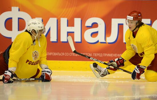 Hockey players A.Ovechkina and A.Semina train at Hovet arena