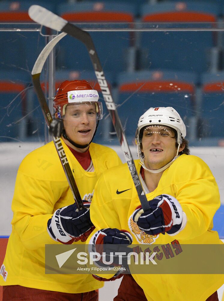 Hockey players A.Ovechkina and A.Semina train at Hovet arena