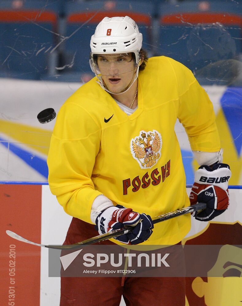 Hockey players A.Ovechkina and A.Semina train at Hovet arena