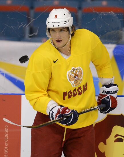 Hockey players A.Ovechkina and A.Semina train at Hovet arena