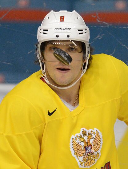 Hockey players A.Ovechkina and A.Semina train at Hovet arena