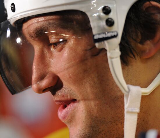 Hockey players A.Ovechkina and A.Semina train at Hovet arena