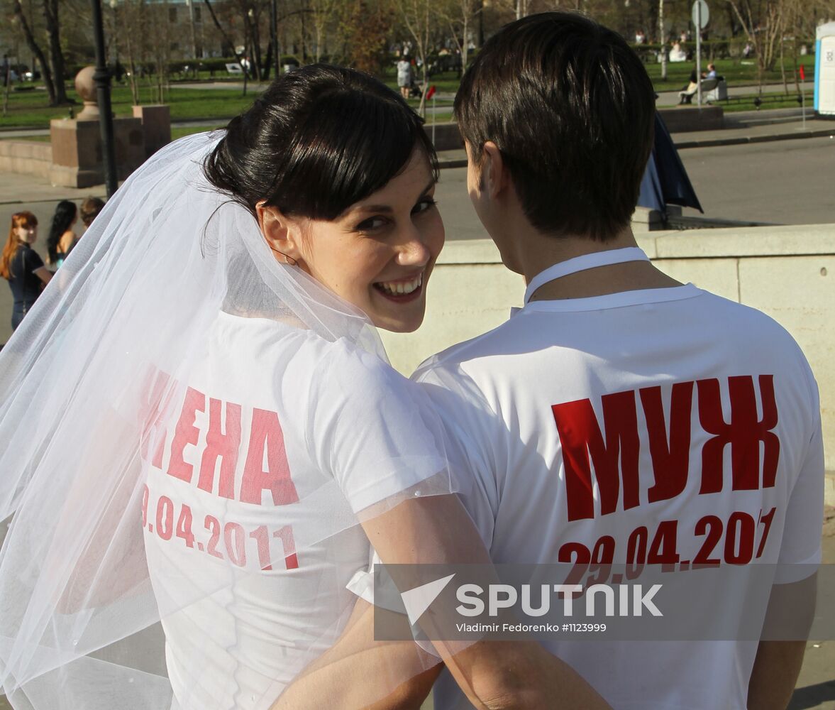 Newly-weds on Luzhkov Bridge