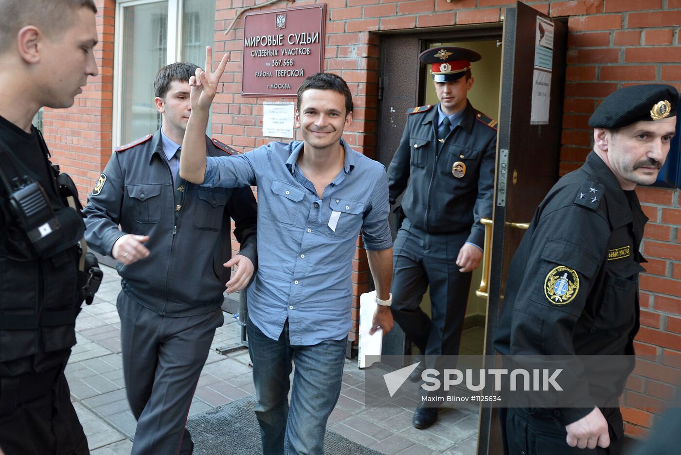 Detained potester Ilya Yashin brought to court