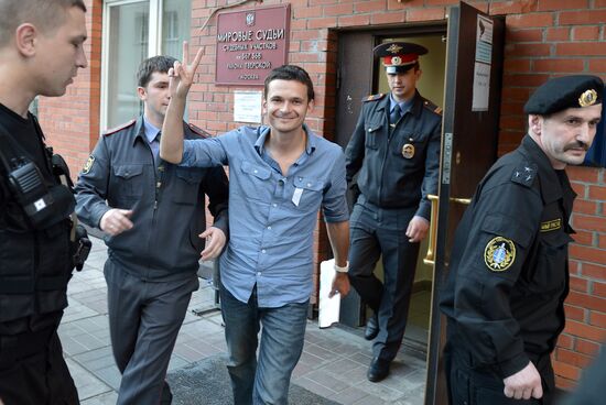 Detained potester Ilya Yashin brought to court