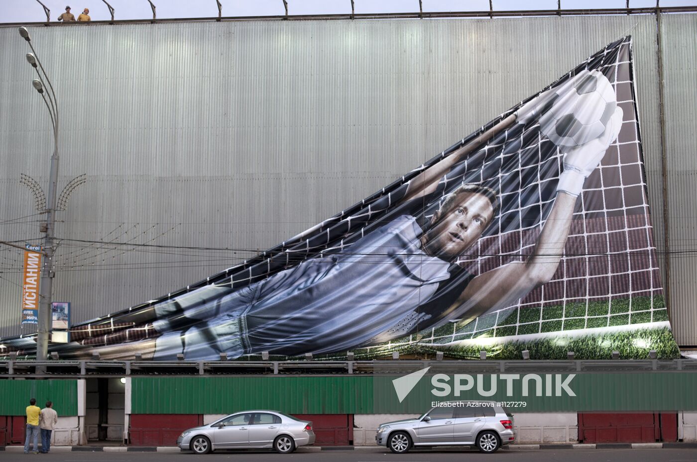 Removing advertising of MTS company on Paveletskaya Square