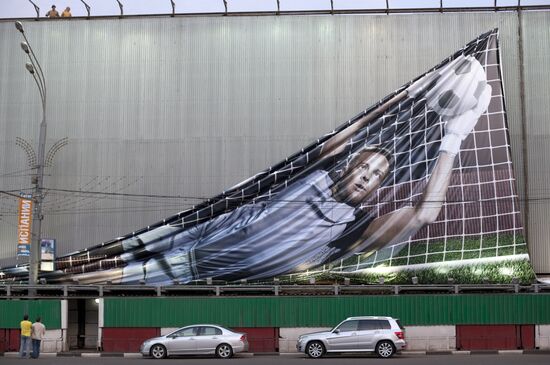 Removing advertising of MTS company on Paveletskaya Square