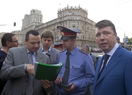 Removing advertising of MTS company on Paveletskaya Square