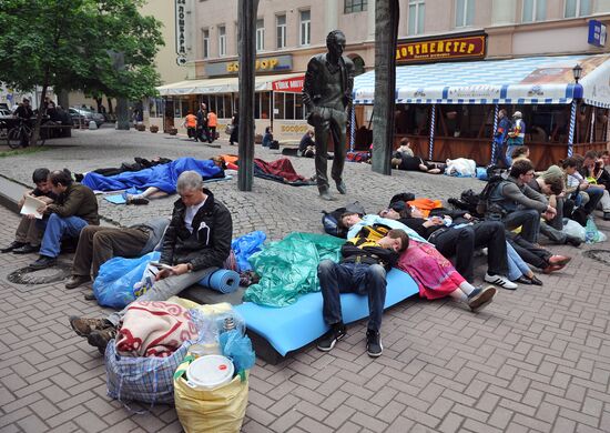Dispersal of opposition camp on Arbat Street in Moscow