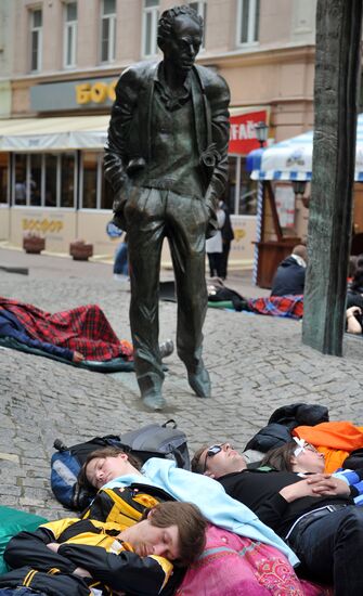 Dispersal of opposition camp on Arbat Street in Moscow