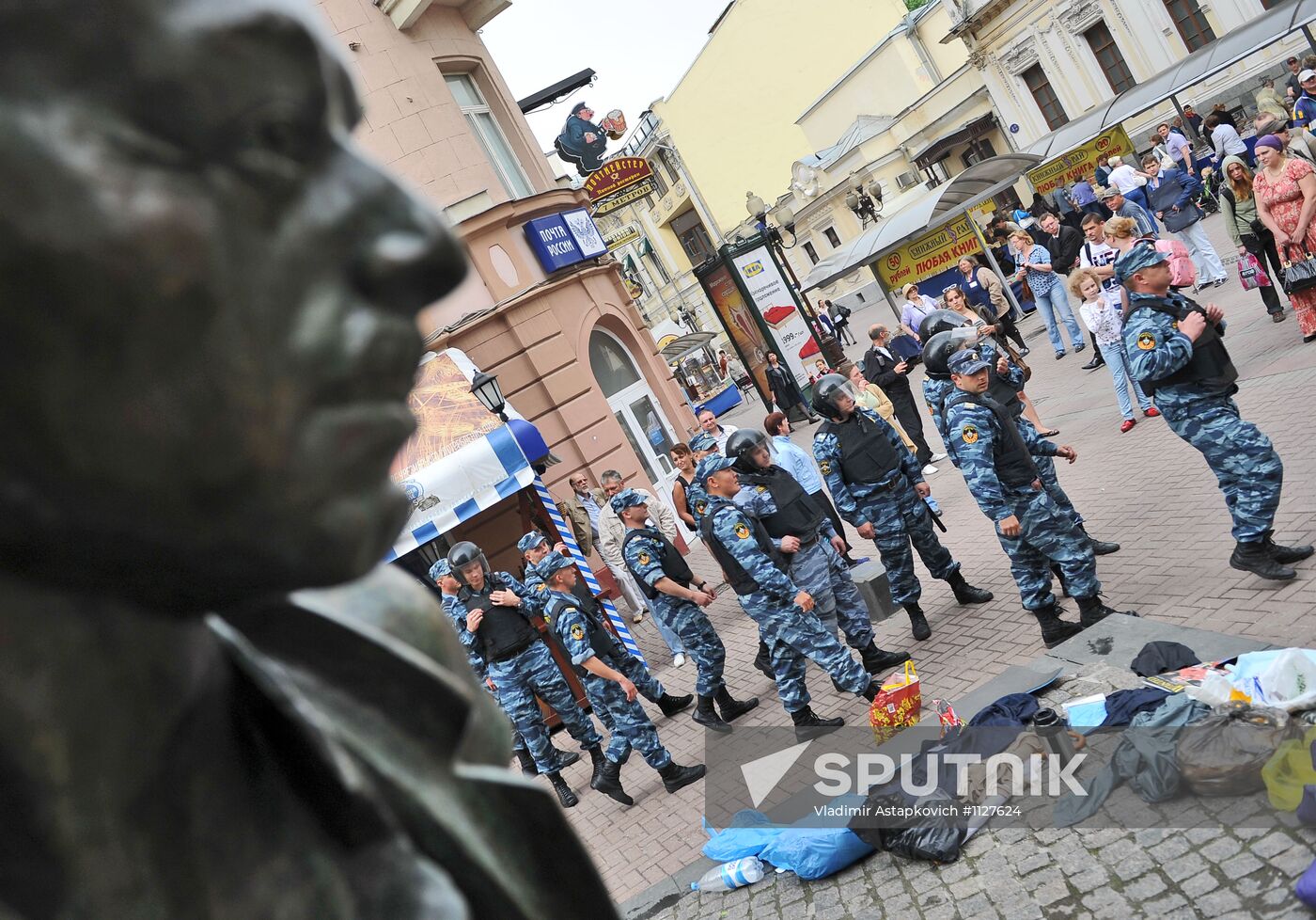 Dispersal of opposition camp on Arbat Street in Moscow