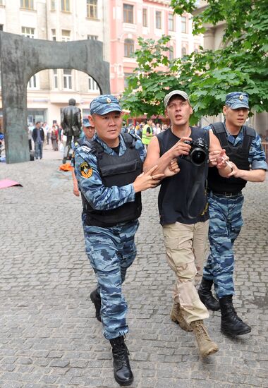 Dispersal of opposition camp on Arbat Street in Moscow