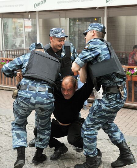 Dispersal of opposition camp on Arbat Street in Moscow