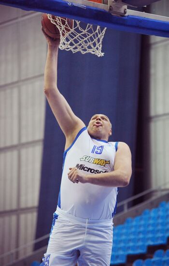 Performance match of world's basketball stars