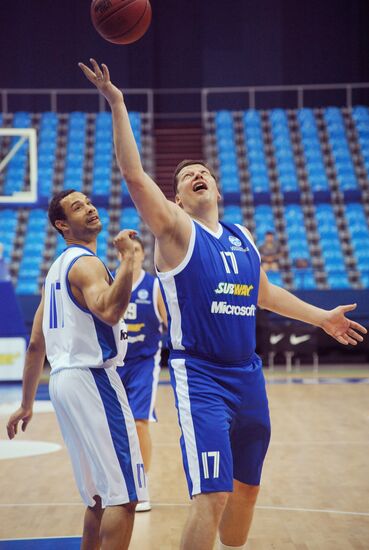 Exhibition game of world basketball stars