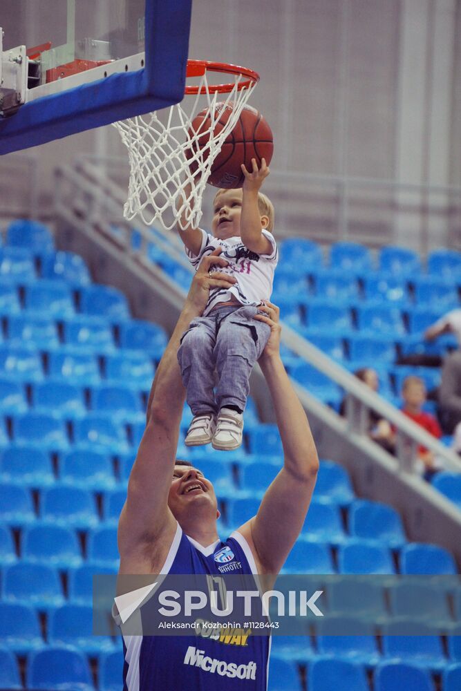 Exhibition game of world basketball stars