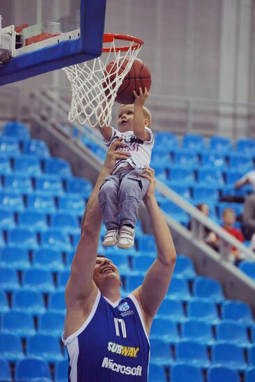 Exhibition game of world basketball stars