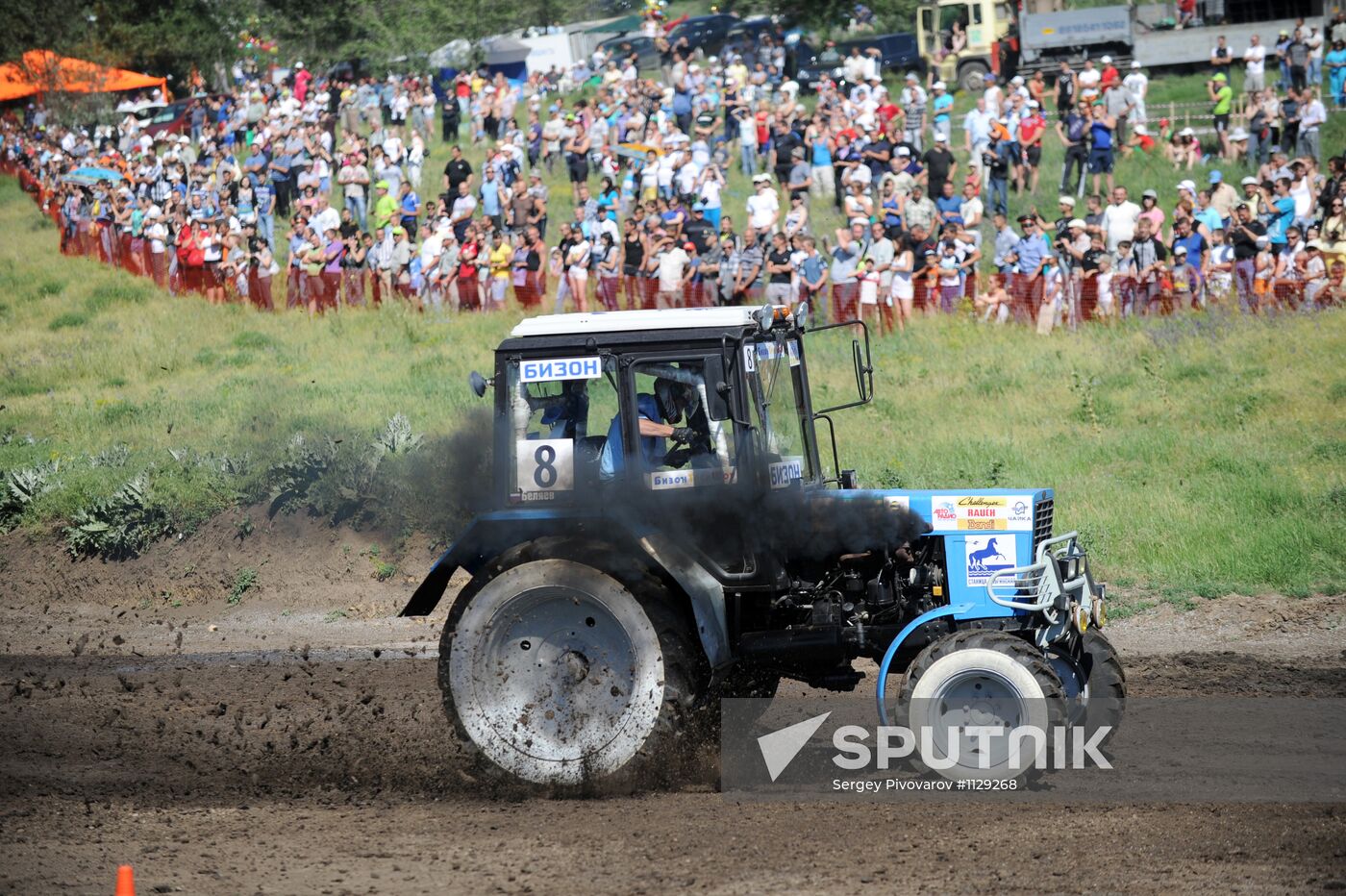 2012 Bison Track Show tractor race