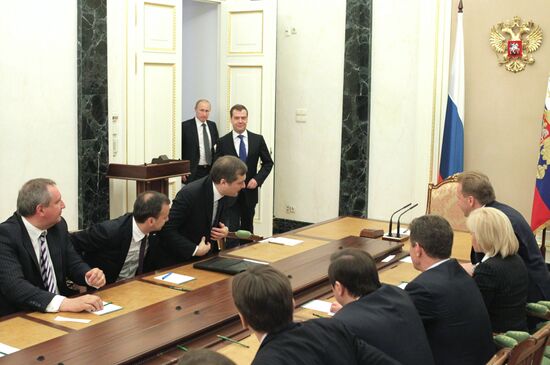 Vladimir Putin meets with members of the government