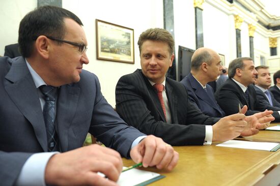Vladimir Putin meets with government members
