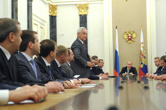 Vladimir Putin meets with members of the government