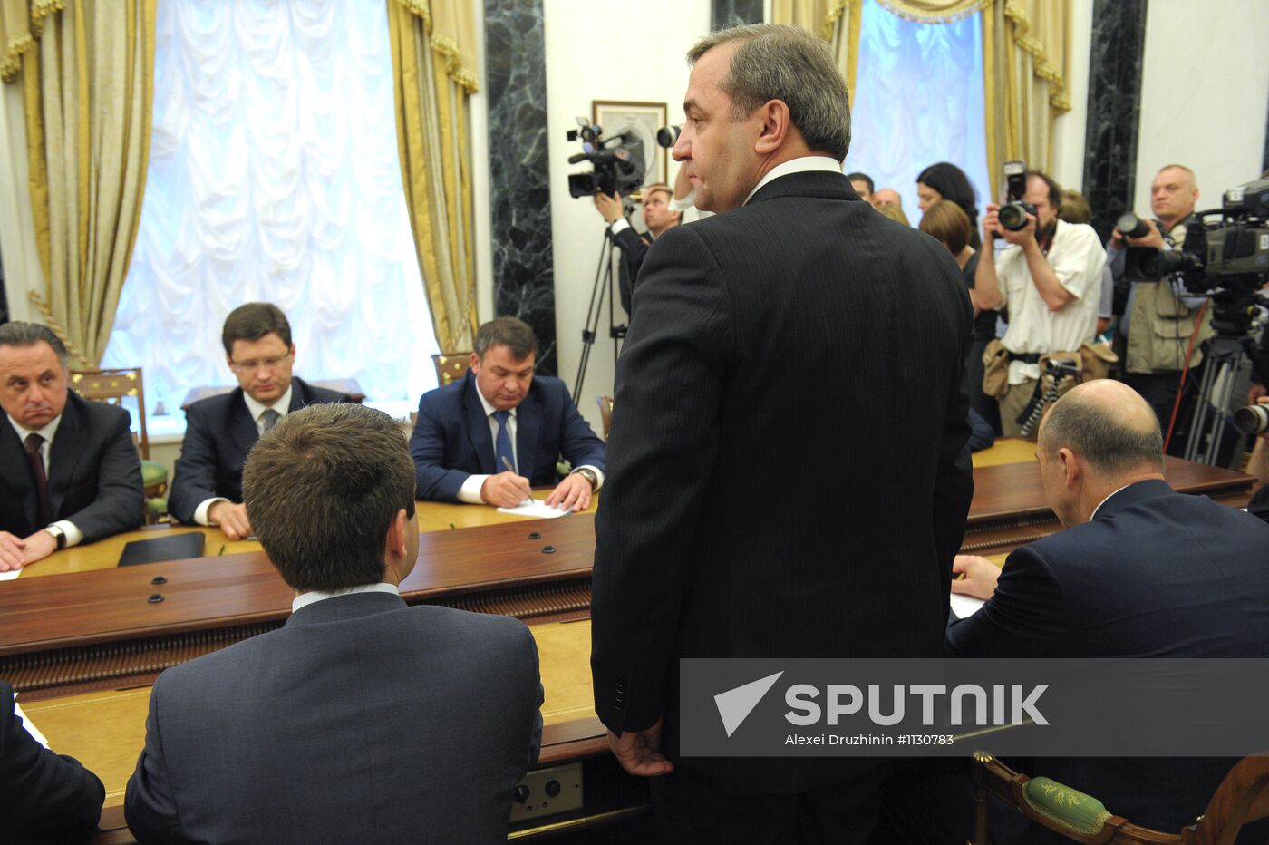 Vladimir Putin meets with government members
